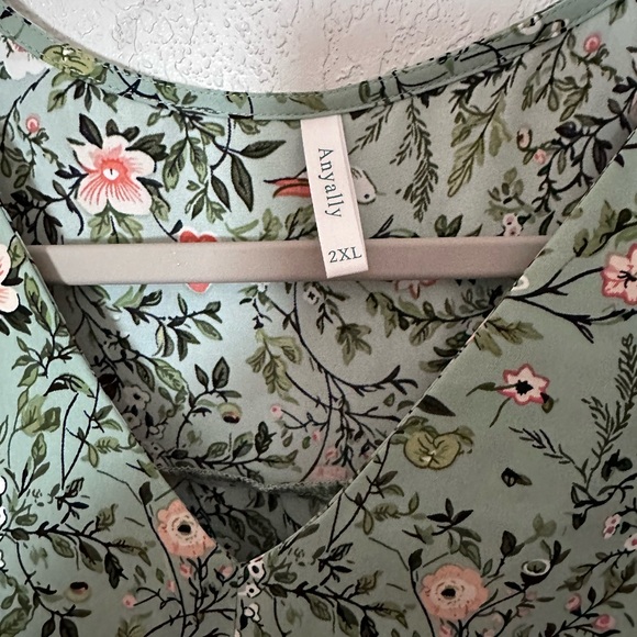 Beautiful light weight new blouse easy - Picture 2 of 11